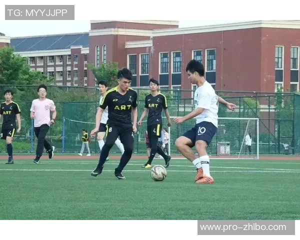 灵山中学足球队奋勇拼搏展现青春风采助力校园文化建设与团队精神提升