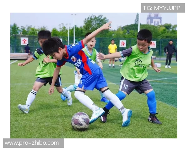 河南大学足球联赛盛况空前学子们激情四溢展现青春风采与团队精神 河南大学足球联赛盛况空前学子们激情四溢展现青春风采与团队精神